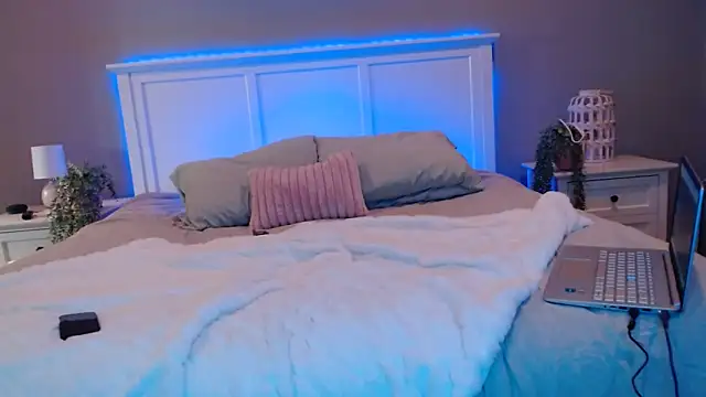 Naughty pussy2cum online show from January 3, 10:29 pm