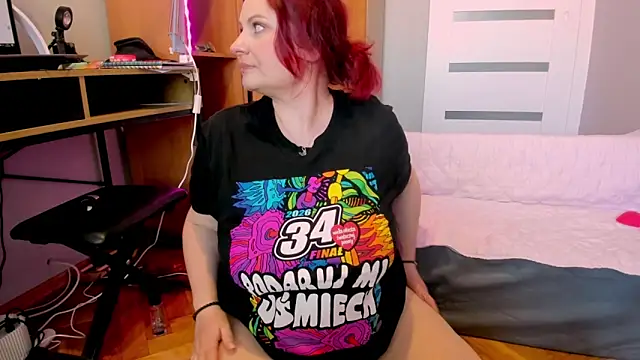 Snapshot of Lusttymommy chatting on April 21, 4:01 pm Lusttymommy online show from April 21, 4:01 pm