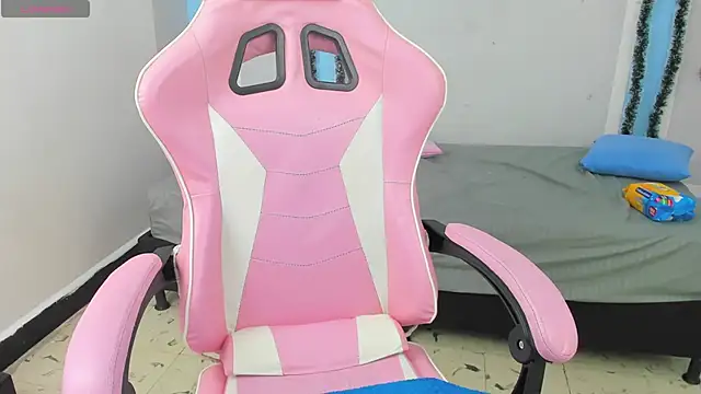 Snapshot of im_angels77 chatting on January 6, 9:41 am im angels77 online show from January 6, 9:41 am