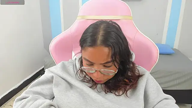 Snapshot of im_angels77 chatting on January 13, 9:19 am im angels77 online show from January 13, 9:19 am