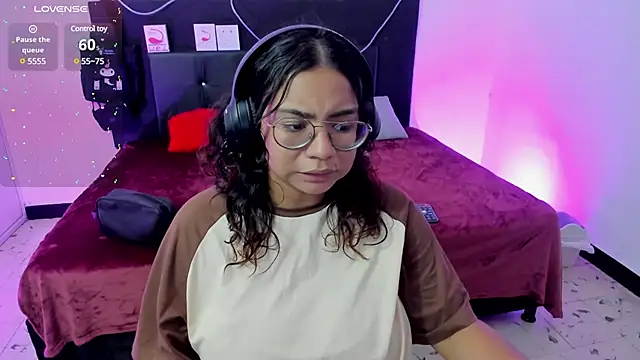 Snapshot of im_angels77 chatting on February 21, 1:44 am im angels77 online show from February 21, 1:44 am