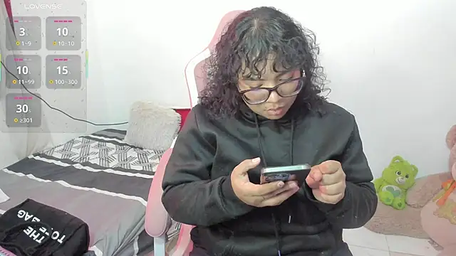 Snapshot of im_angels77 chatting on October 1, 11:33 pm im angels77 online show from October 1, 11:33 pm