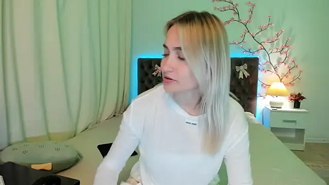 KateOwyns online show from May 19, 12:22 pm