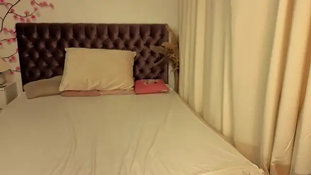 KateOwyns online show from June 9, 11:44 am