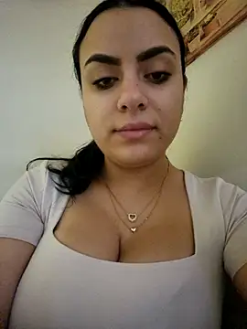 Snapshot of ElyzaIbarra chatting on February 16, 5:48 am ElyzaIbarra online show from February 16, 5:48 am