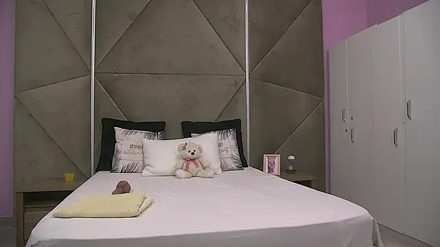 Snapshot of ElyzaIbarra chatting on September 17, 5:20 am ElyzaIbarra online show from September 17, 5:20 am