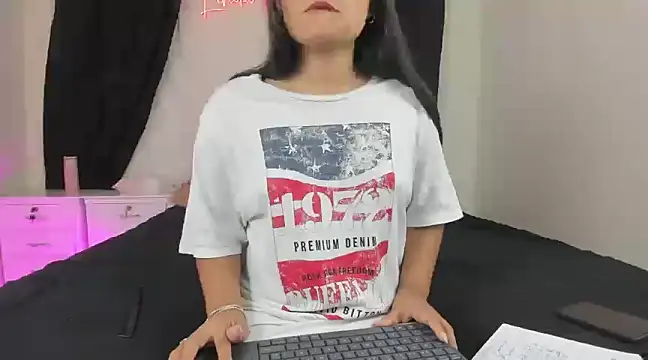 Snapshot of lindacastro02 chatting on February 27, 1:17 pm lindacastro02 online show from February 27, 1:17 pm