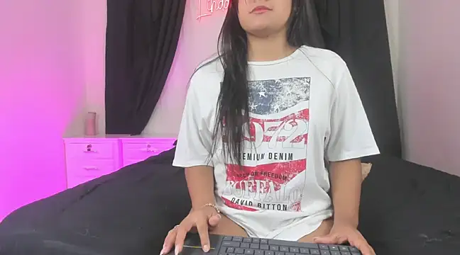 Snapshot of lindacastro02 chatting on March 14, 12:32 am lindacastro02 online show from March 14, 12:32 am