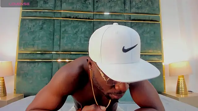 Snapshot of Latrellx7 chatting on February 13, 11:28 am Latrellx7 online show from February 13, 11:28 am