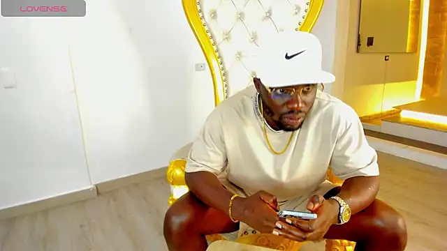 Snapshot of Latrellx7 chatting on February 18, 11:44 am Latrellx7 online show from February 18, 11:44 am