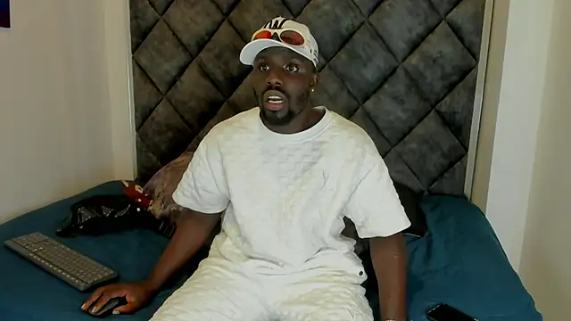 Snapshot of Latrellx7 chatting on October 3, 4:09 am Latrellx7 online show from October 3, 4:09 am