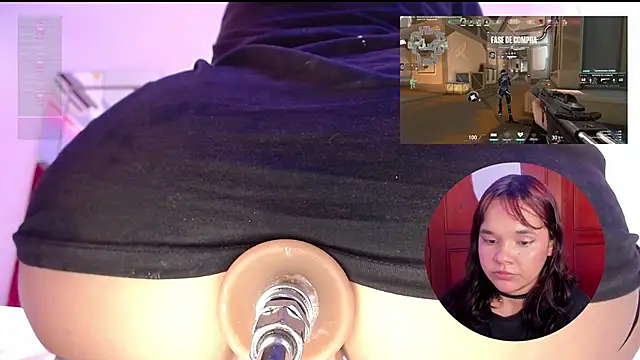 Snapshot of PetiteSalome chatting on December 11, 11:43 pm PetiteSalome online show from December 11, 11:43 pm