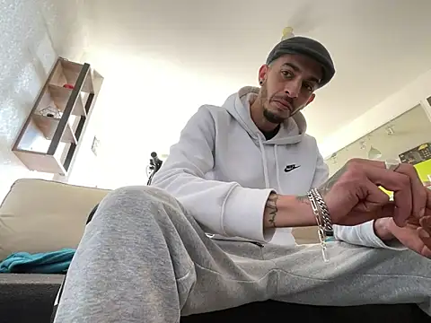 Rebeu313 online show from March 5, 2:34 pm