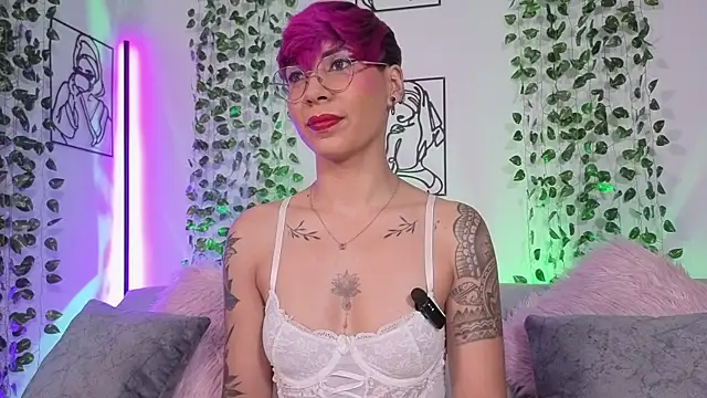 MiaMorgan  online show from April 19, 2:05 pm