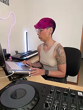 MiaMorgan  online show from April 21, 2:01 pm