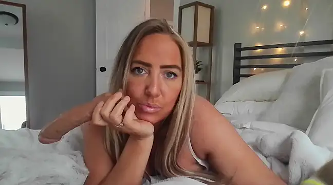 Snapshot of sunshinekisses chatting on January 26, 6:37 pm sunshinekisses online show from January 26, 6:37 pm