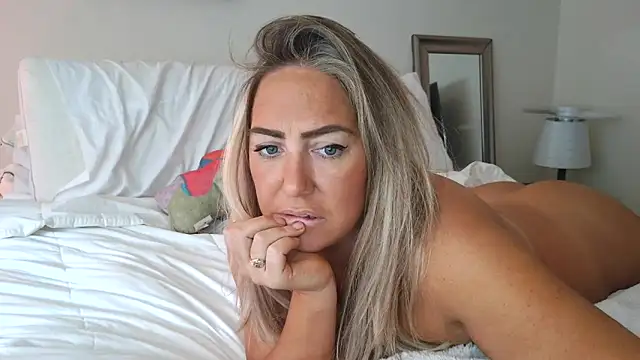 Snapshot of sunshinekisses chatting on November 4, 3:44 pm sunshinekisses online show from November 4, 3:44 pm