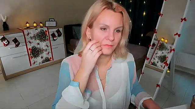 Snapshot of Louisa_Bay chatting on December 21, 7:45 am Louisa Bay online show from December 21, 7:45 am