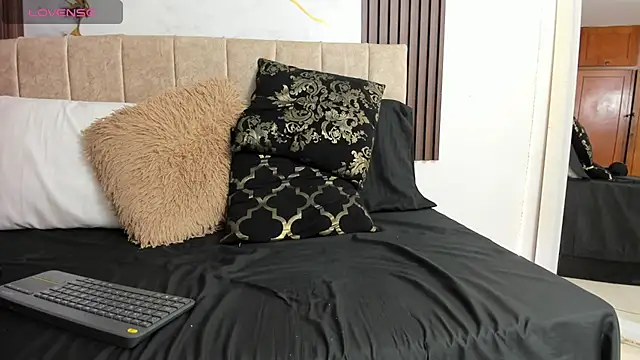 Snapshot of cristalwalker__ chatting on July 22, 11:24 am cristalwalker online show from July 22, 11:24 am