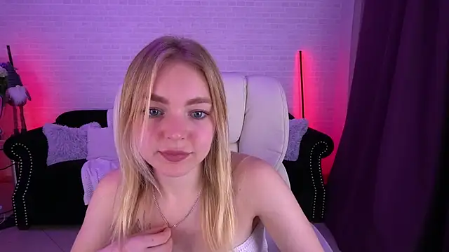 Snapshot of EmilySunshineS chatting on December 15, 10:26 pm EmilySunshineS online show from December 15, 10:26 pm