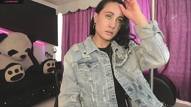 Coral Gibson online show from December 5, 1:20 pm