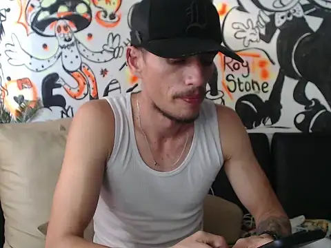 Snapshot of roystonee01 chatting on October 6, 9:01 pm roystonee01 online show from October 6, 9:01 pm