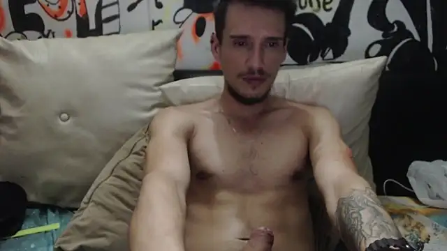 Snapshot of roystonee01 chatting on October 18, 7:53 am roystonee01 online show from October 18, 7:53 am