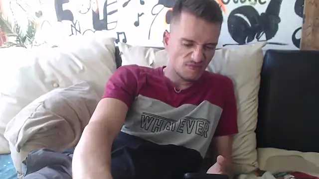 Snapshot of roystonee01 chatting on November 1, 7:27 pm roystonee01 online show from November 1, 7:27 pm