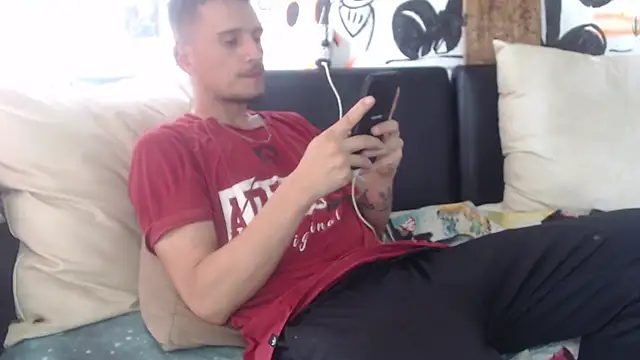 Snapshot of roystonee01 chatting on November 6, 8:10 pm roystonee01 online show from November 6, 8:10 pm