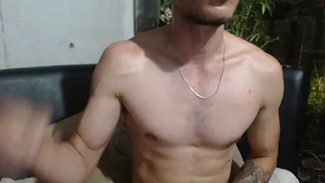 Snapshot of roystonee01 chatting on November 15, 3:15 am roystonee01 online show from November 15, 3:15 am