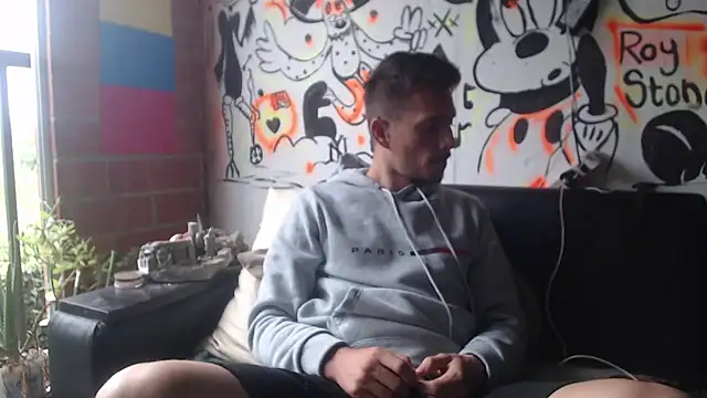 Snapshot of roystonee01 chatting on November 17, 12:33 pm roystonee01 online show from November 17, 12:33 pm