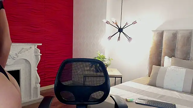 Snapshot of Alisha-Bond chatting on December 3, 8:29 pm Alisha-Bond online show from December 3, 8:29 pm