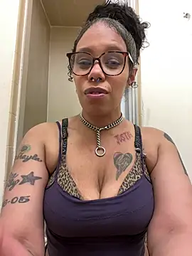 Snapshot of Princess_Desirae chatting on April 25, 5:10 am Princess Desirae online show from April 25, 5:10 am
