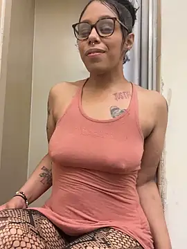 Snapshot of Princess_Desirae chatting on May 21, 6:15 pm Princess Desirae online show from May 21, 6:15 pm