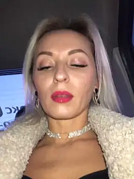 Snapshot of Diamond_Bunny_ chatting on December 13, 1:22 pm Diamond Bunny  online show from December 13, 1:22 pm