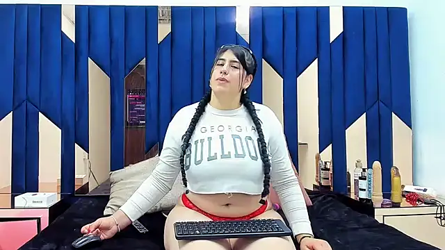 Snapshot of Criistaal_ chatting on January 31, 4:36 am Criistaal  online show from January 31, 4:36 am