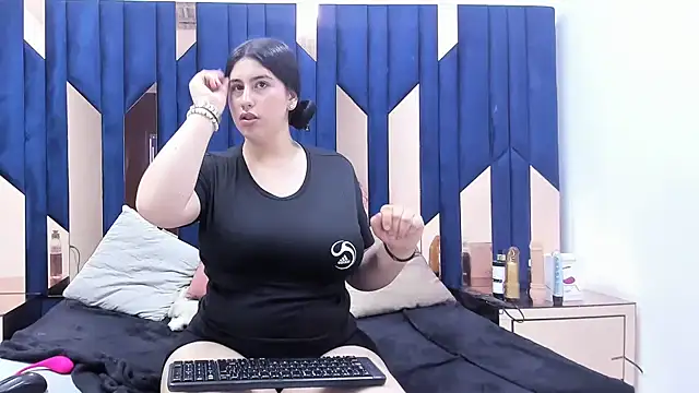 Snapshot of Criistaal_ chatting on February 27, 4:41 am Criistaal  online show from February 27, 4:41 am