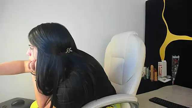 Snapshot of Criistaal_ chatting on March 10, 5:22 am Criistaal  online show from March 10, 5:22 am