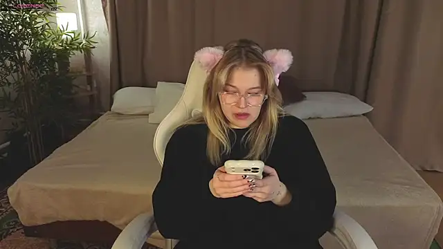 Colleen Blake online show from April 5, 5:10 pm