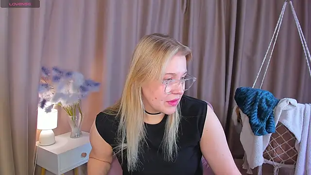 Snapshot of Colleen_Blake chatting on May 6, 5:07 pm Colleen Blake online show from May 6, 5:07 pm