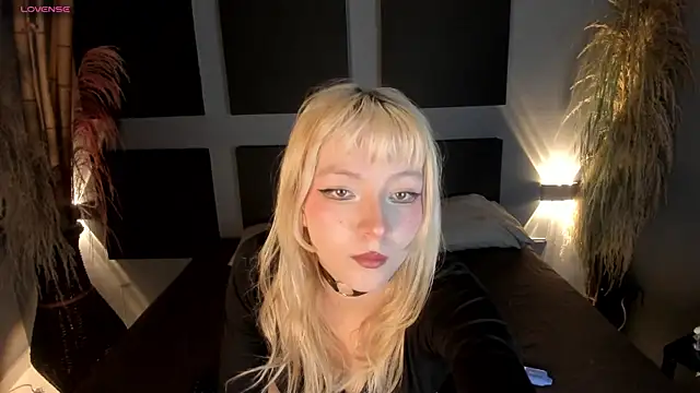 Cloe five online show from March 11, 9:15 pm