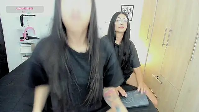 Snapshot of Annie-Hank chatting on December 21, 1:47 am Annie-Hank online show from December 21, 1:47 am