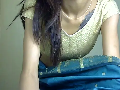 MAAYRA 09 online show from April 11, 9:02 am