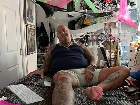 Snapshot of joeytatts66 chatting on October 1, 1:22 am joeytatts66 online show from October 1, 1:22 am