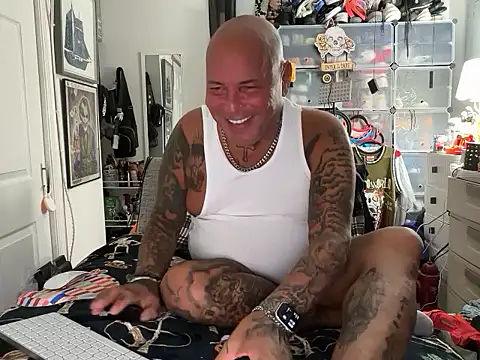 Snapshot of joeytatts66 chatting on October 25, 4:20 am joeytatts66 online show from October 25, 4:20 am