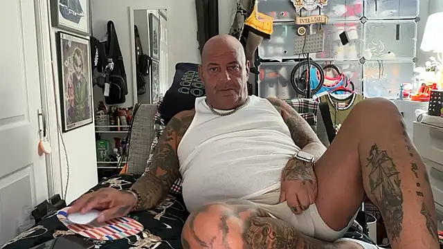 Snapshot of joeytatts66 chatting on October 26, 1:44 am joeytatts66 online show from October 26, 1:44 am