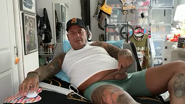 Snapshot of joeytatts66 chatting on October 31, 1:28 am joeytatts66 online show from October 31, 1:28 am