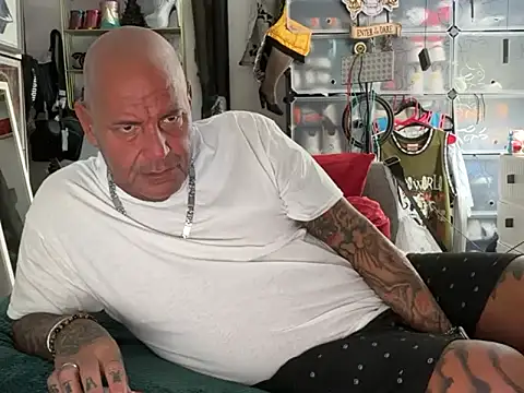 Snapshot of joeytatts66 chatting on November 14, 2:32 am joeytatts66 online show from November 14, 2:32 am