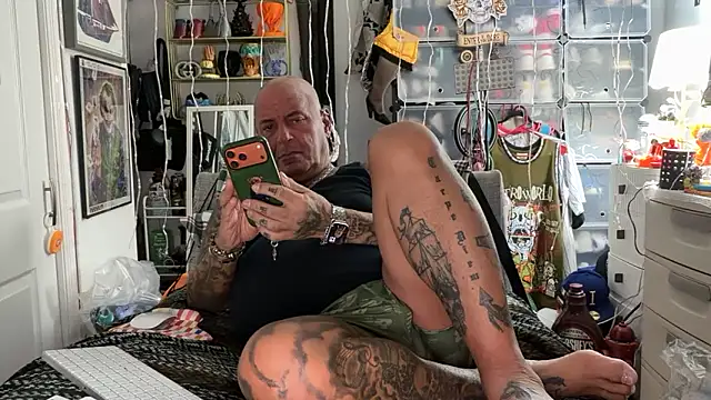 Snapshot of joeytatts66 chatting on November 19, 2:22 am joeytatts66 online show from November 19, 2:22 am