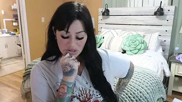 Snapshot of TexasTattooedHouseWife chatting on October 24, 2:35 pm TexasTattooedHouseWife online show from October 24, 2:35 pm